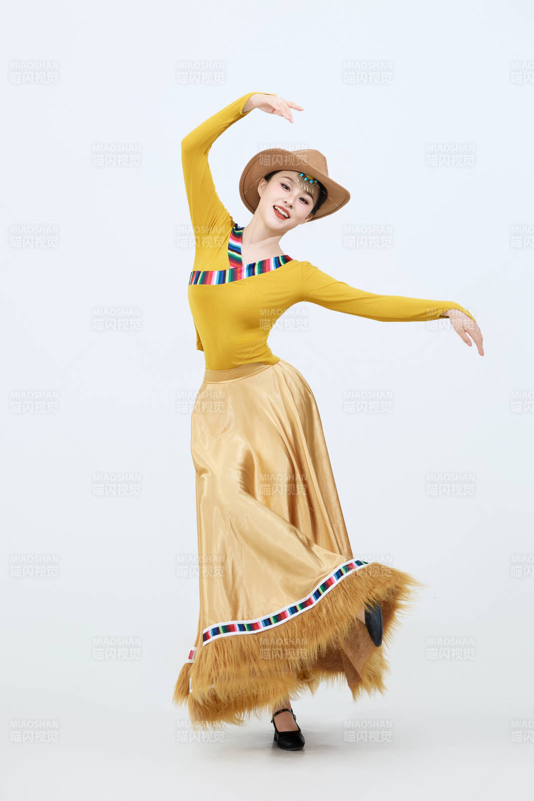 表演中国西藏藏族传统锅庄舞的美丽舞者图片