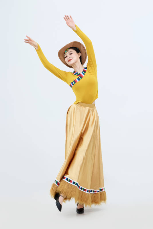 表演中国西藏藏族传统锅庄舞的美丽舞者图片