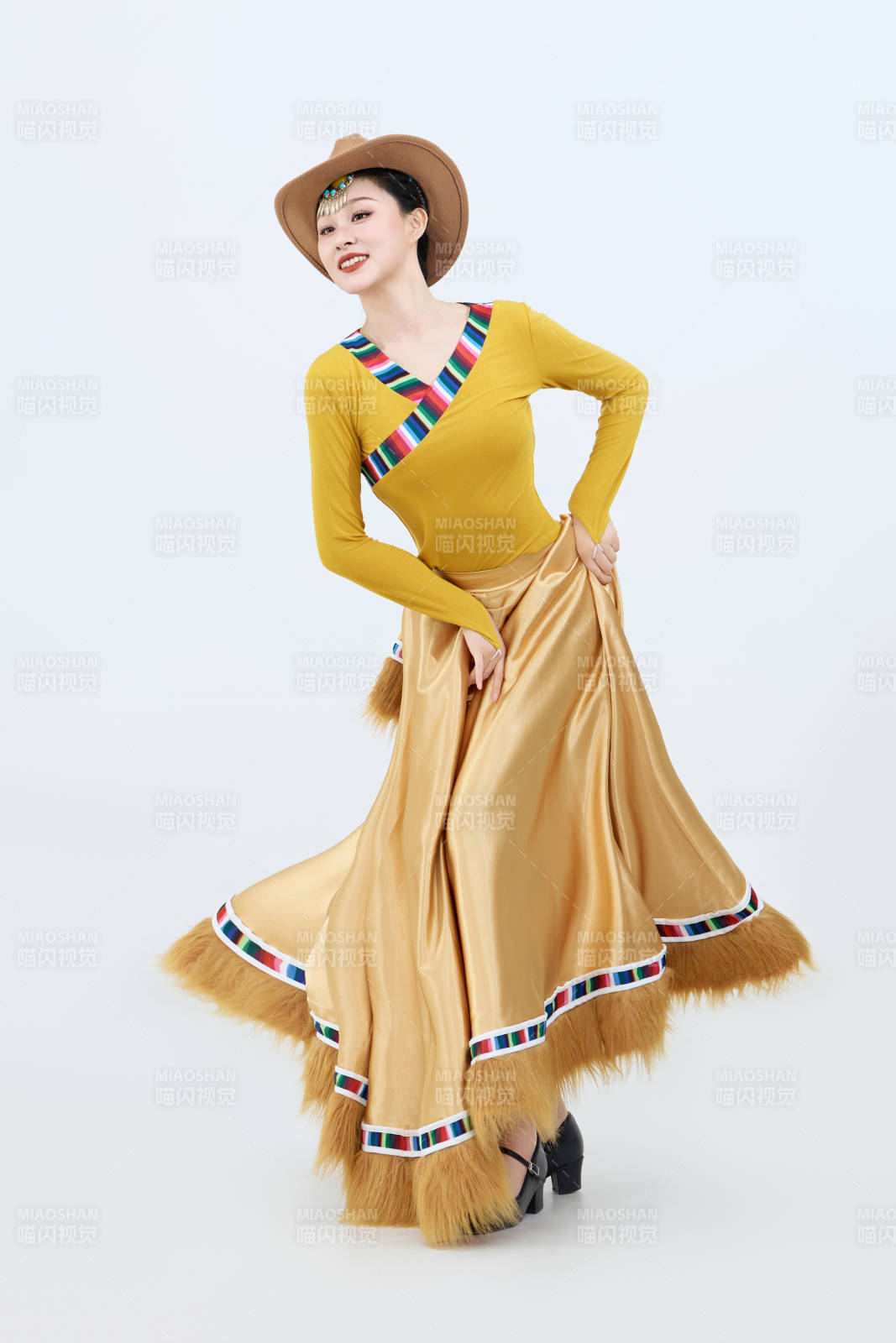 表演中国西藏藏族传统锅庄舞的美丽舞者图片