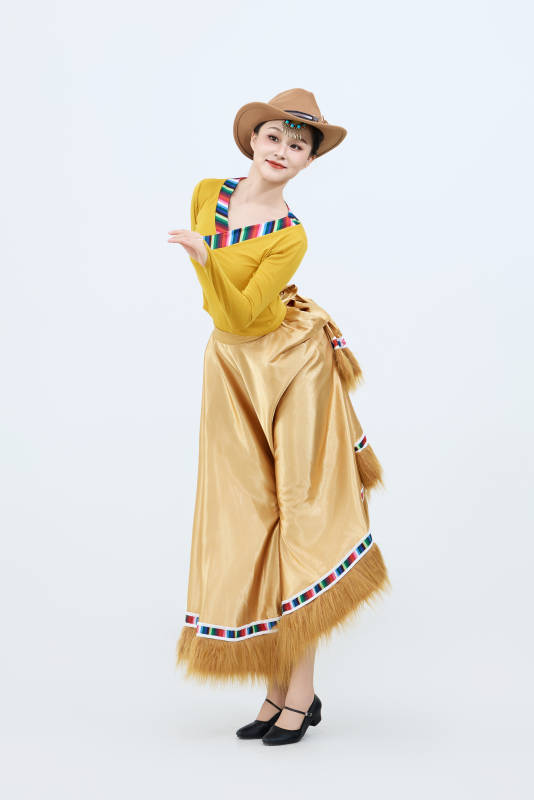 表演中国西藏藏族传统锅庄舞的美丽舞者图片