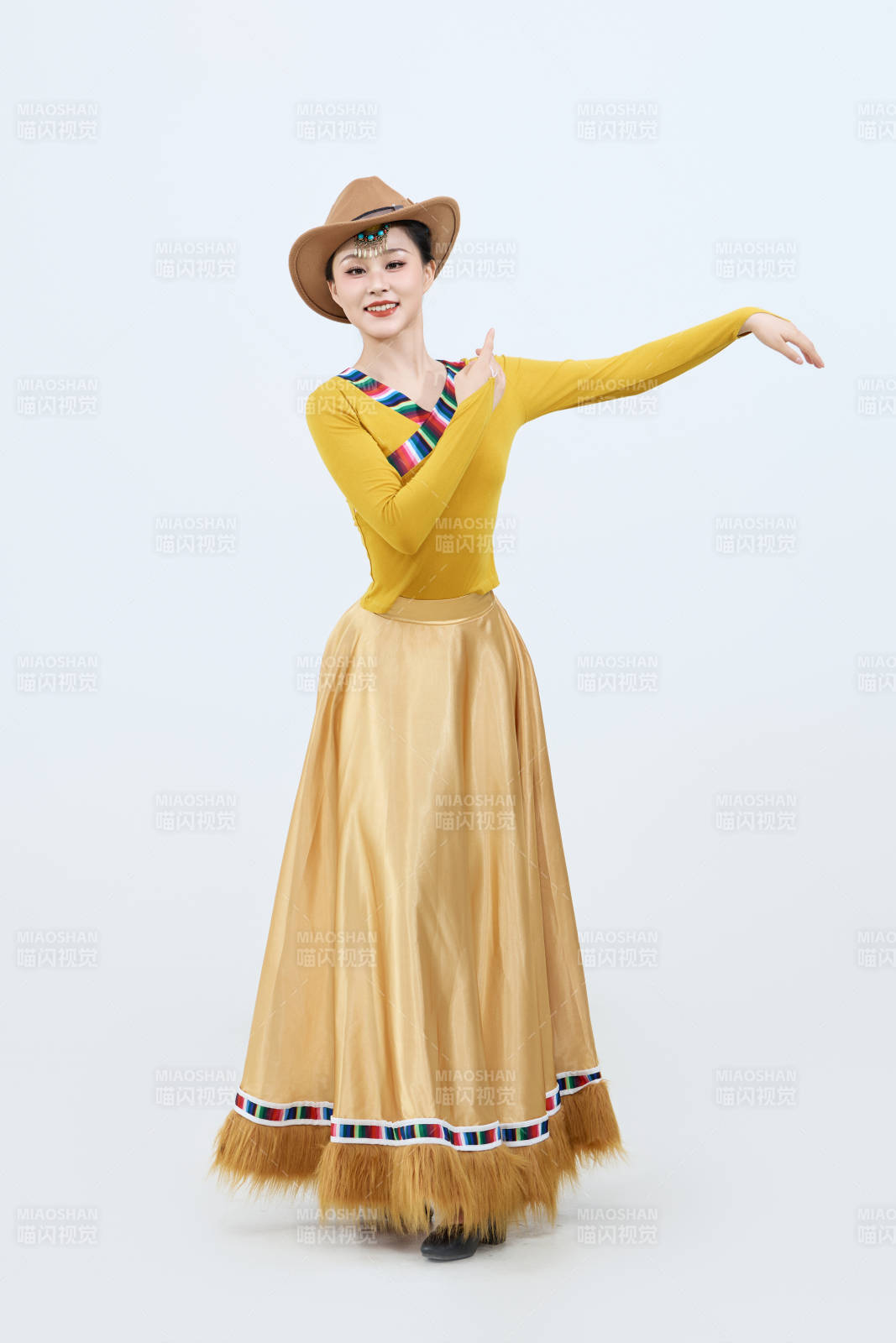 表演中国西藏藏族传统锅庄舞的美丽舞者图片