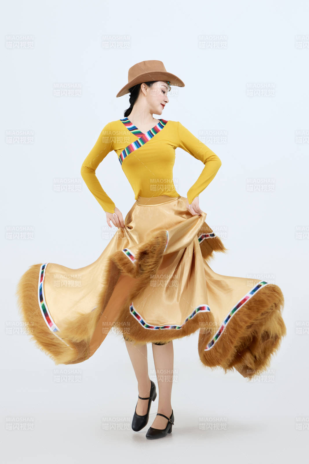 表演中国西藏藏族传统锅庄舞的美丽舞者图片