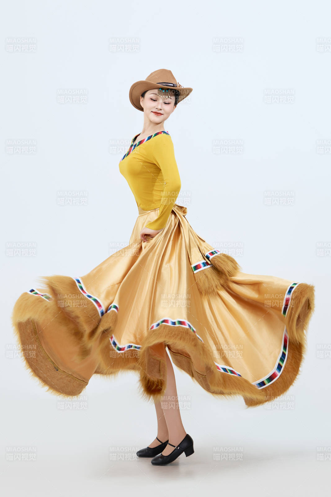 表演中国西藏藏族传统锅庄舞的美丽舞者图片