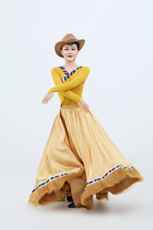 表演中国西藏藏族传统锅庄舞的美丽舞者图片