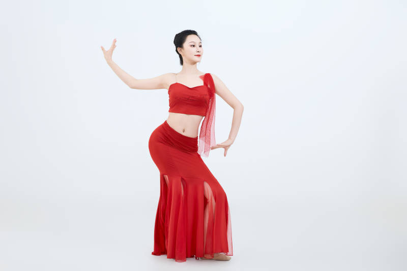 表演中国传统民族舞蹈傣族舞的美丽舞者图片