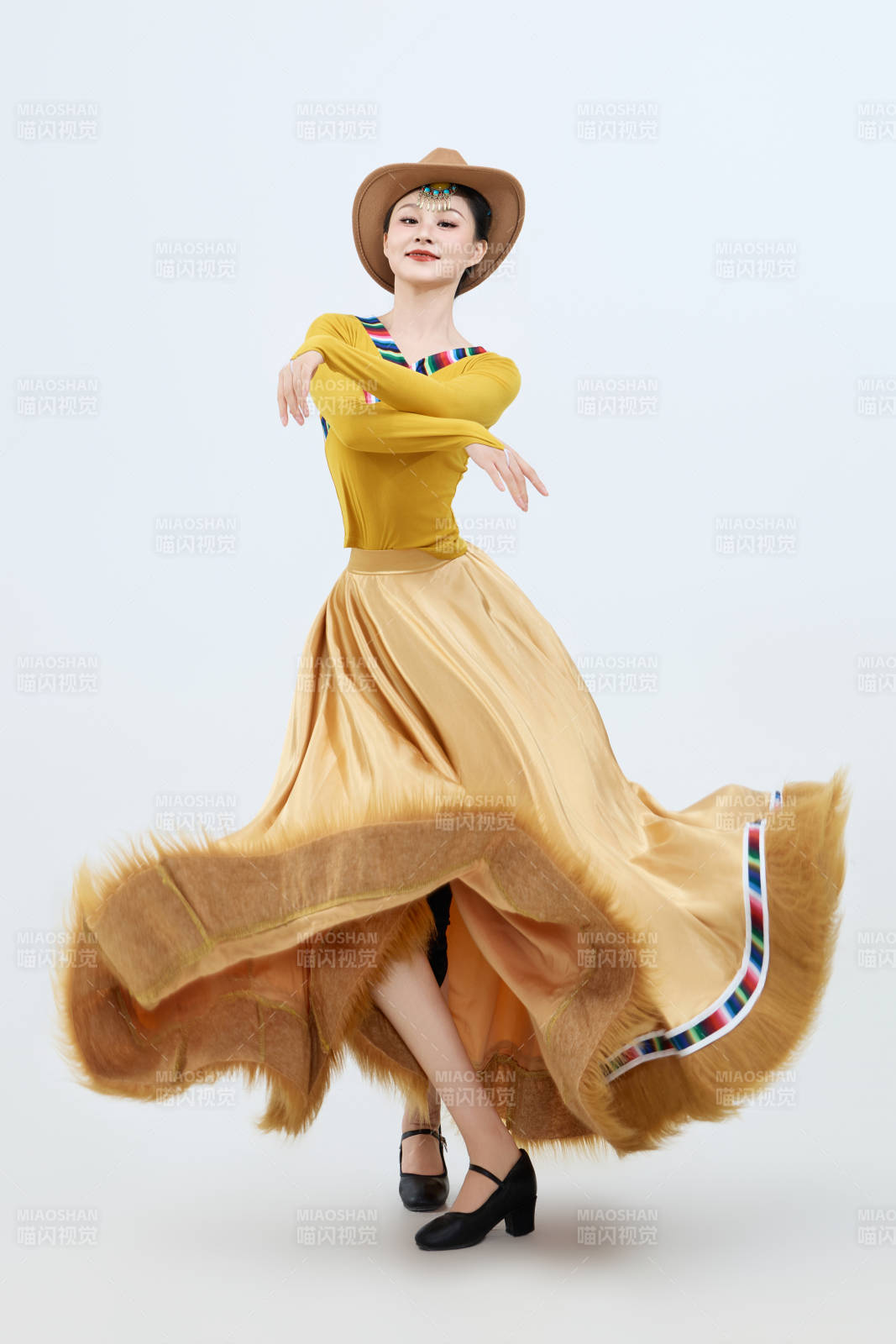 表演中国西藏藏族传统锅庄舞的美丽舞者图片