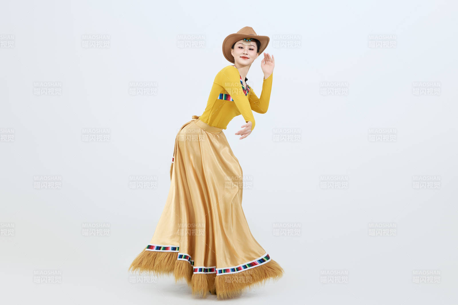 表演中国西藏藏族传统锅庄舞的美丽舞者图片