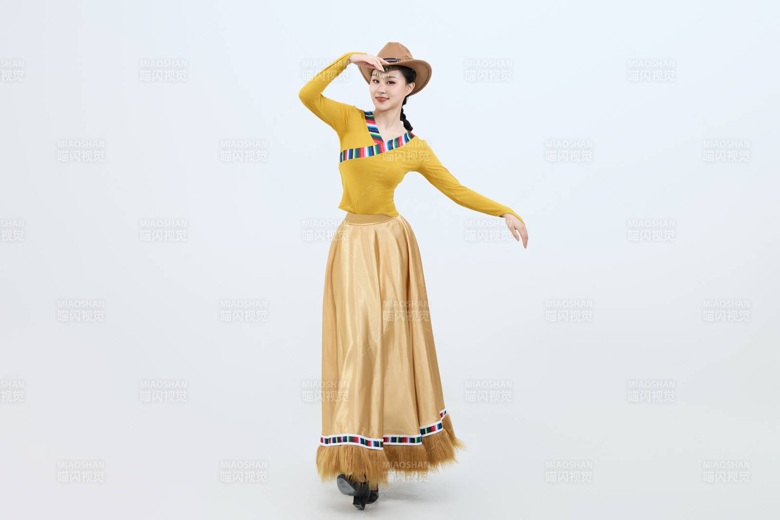 表演中国西藏藏族传统锅庄舞的美丽舞者图片