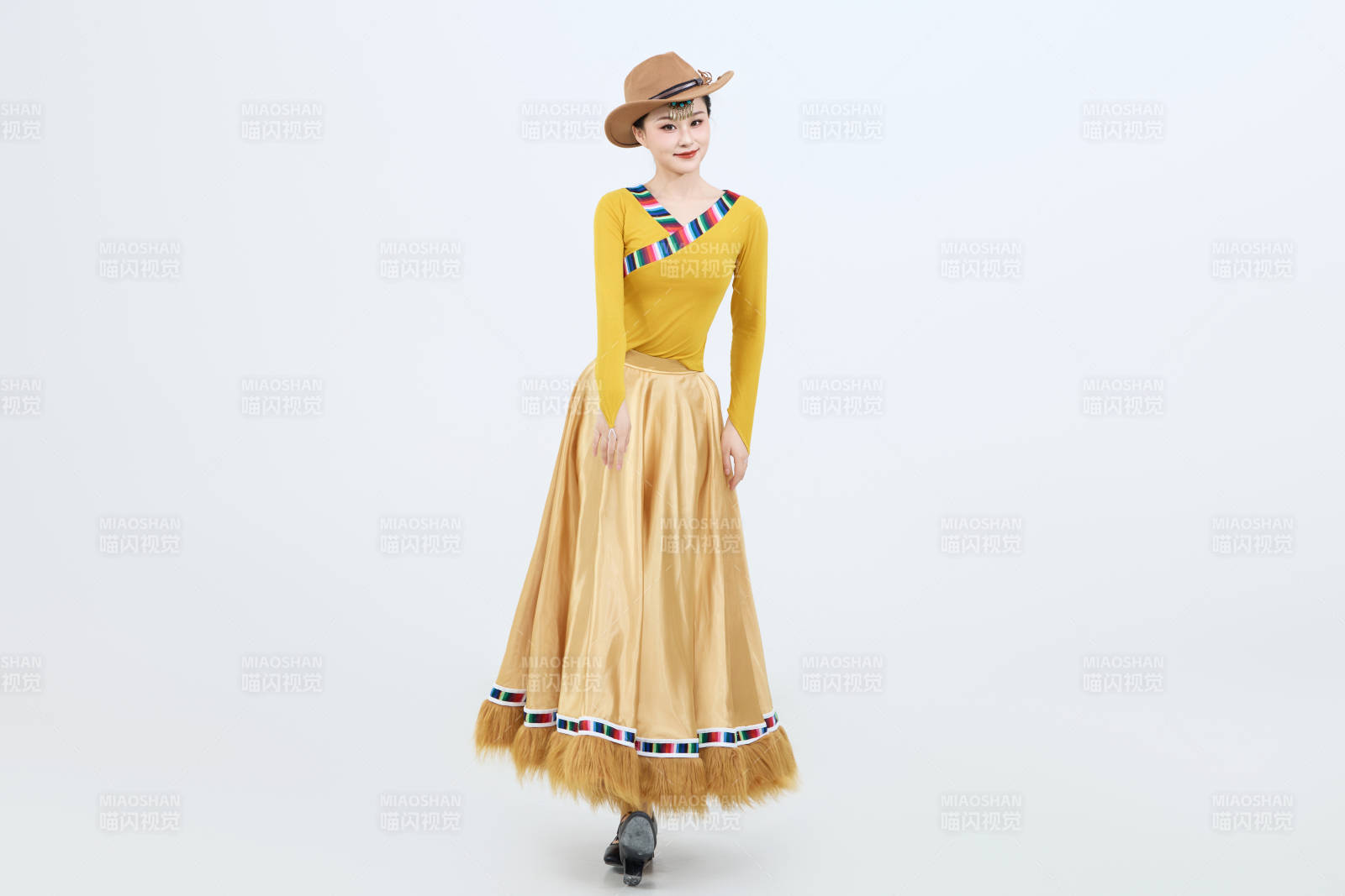 表演中国西藏藏族传统锅庄舞的美丽舞者图片