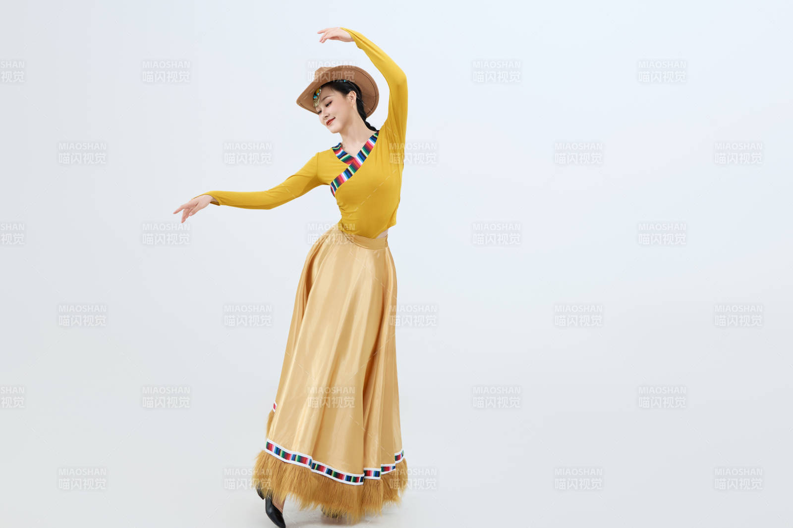 表演中国西藏藏族传统锅庄舞的美丽舞者图片