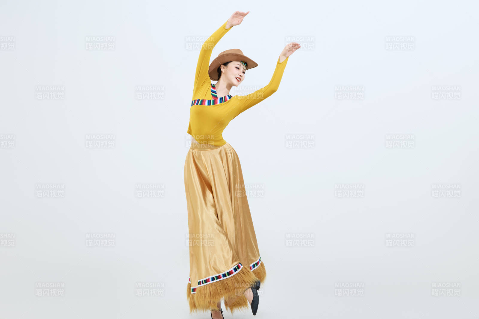 表演中国西藏藏族传统锅庄舞的美丽舞者图片