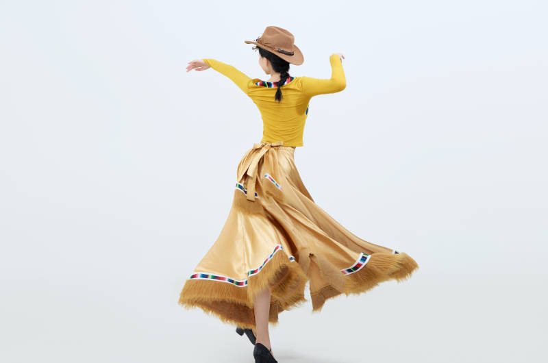 表演中国西藏藏族传统锅庄舞的美丽舞者图片