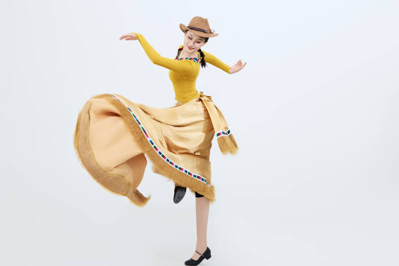 表演中国西藏藏族传统锅庄舞的美丽舞者图片