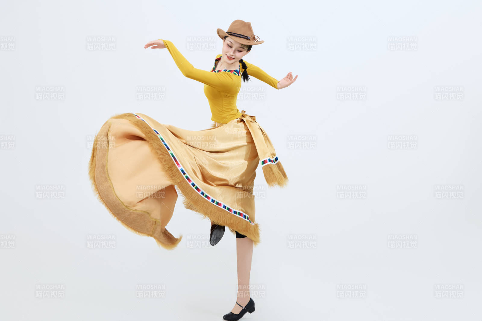 表演中国西藏藏族传统锅庄舞的美丽舞者图片