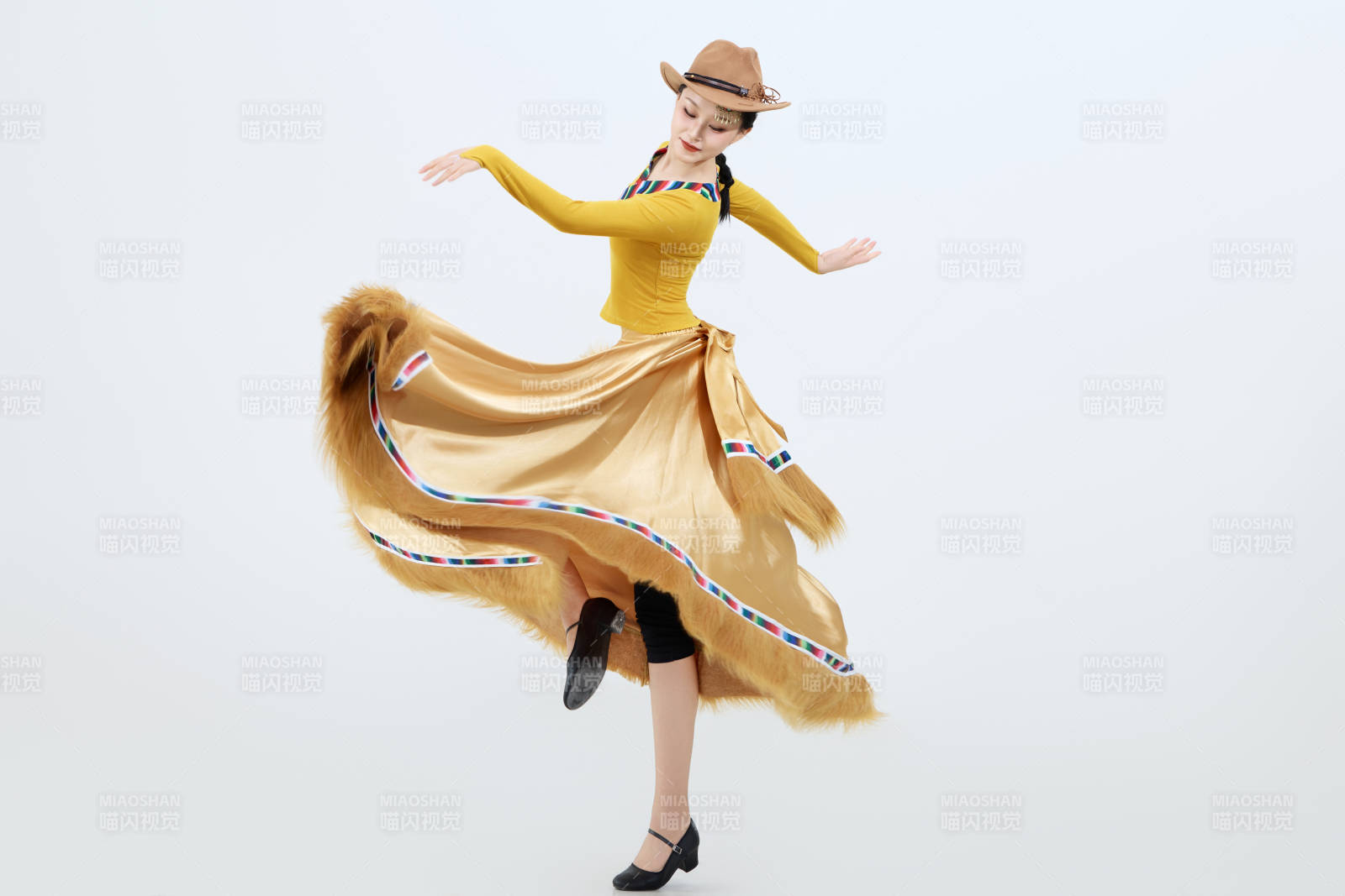 表演中国西藏藏族传统锅庄舞的美丽舞者图片