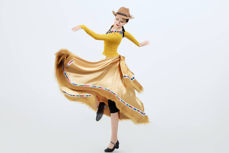 表演中国西藏藏族传统锅庄舞的美丽舞者图片