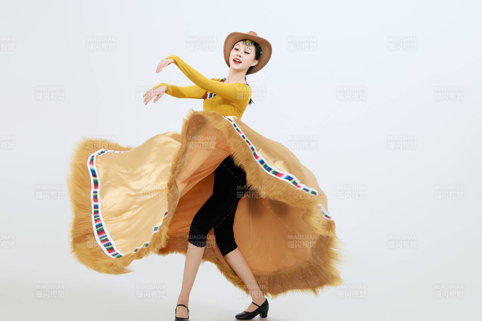 表演中国西藏藏族传统锅庄舞的美丽舞者图片