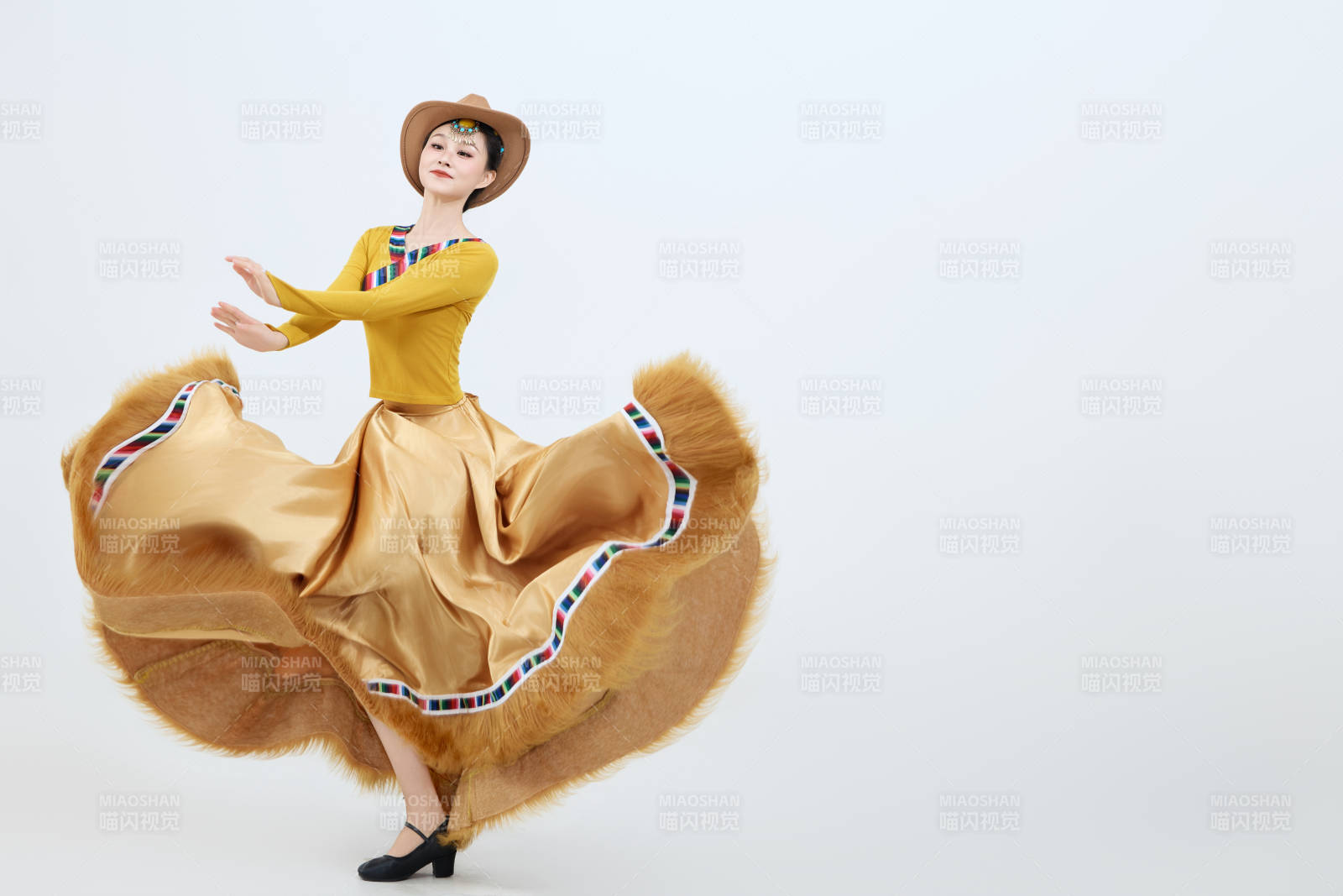 表演中国西藏藏族传统锅庄舞的美丽舞者图片