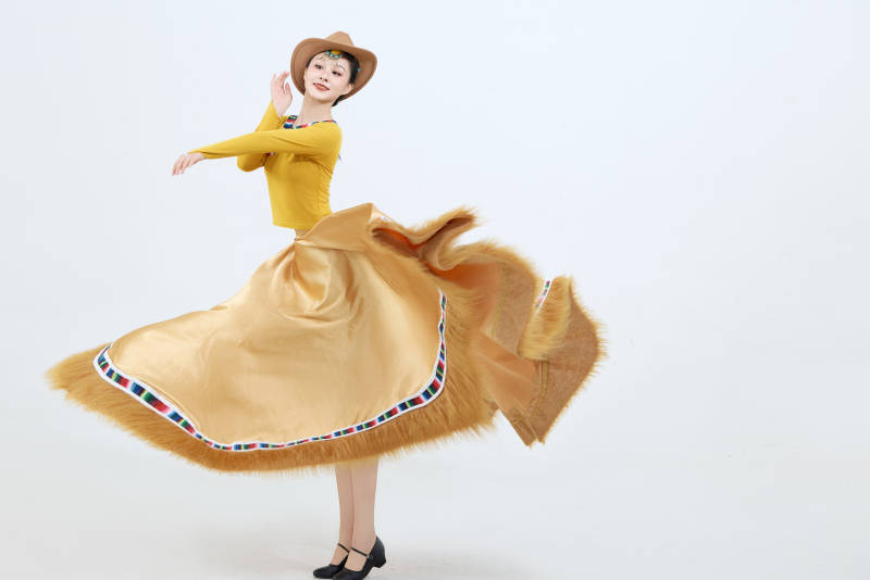 表演中国西藏藏族传统锅庄舞的美丽舞者图片