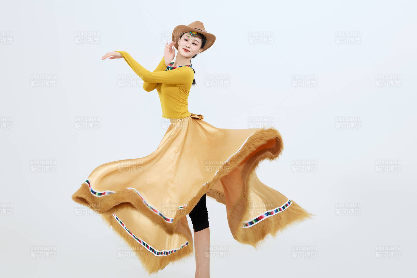 表演中国西藏藏族传统锅庄舞的美丽舞者图片