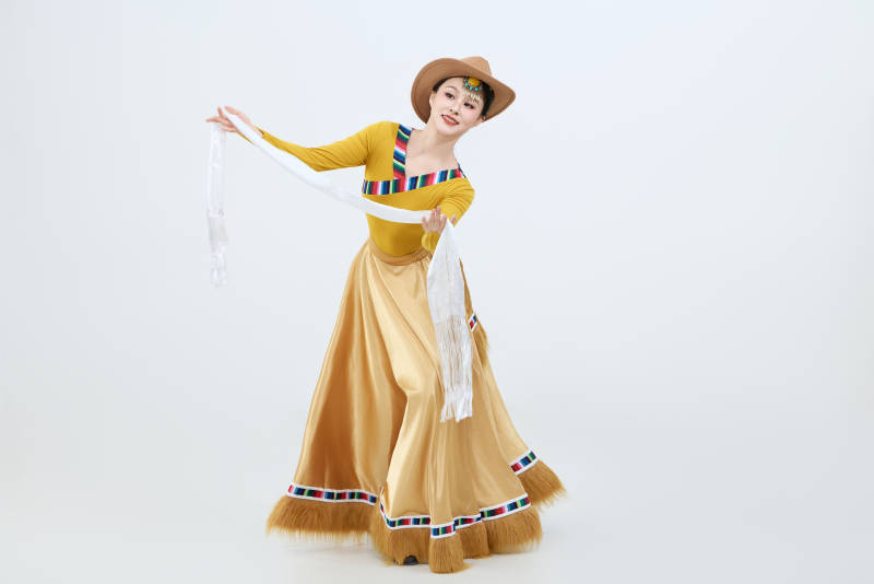 表演中国西藏藏族传统锅庄舞的美丽舞者图片