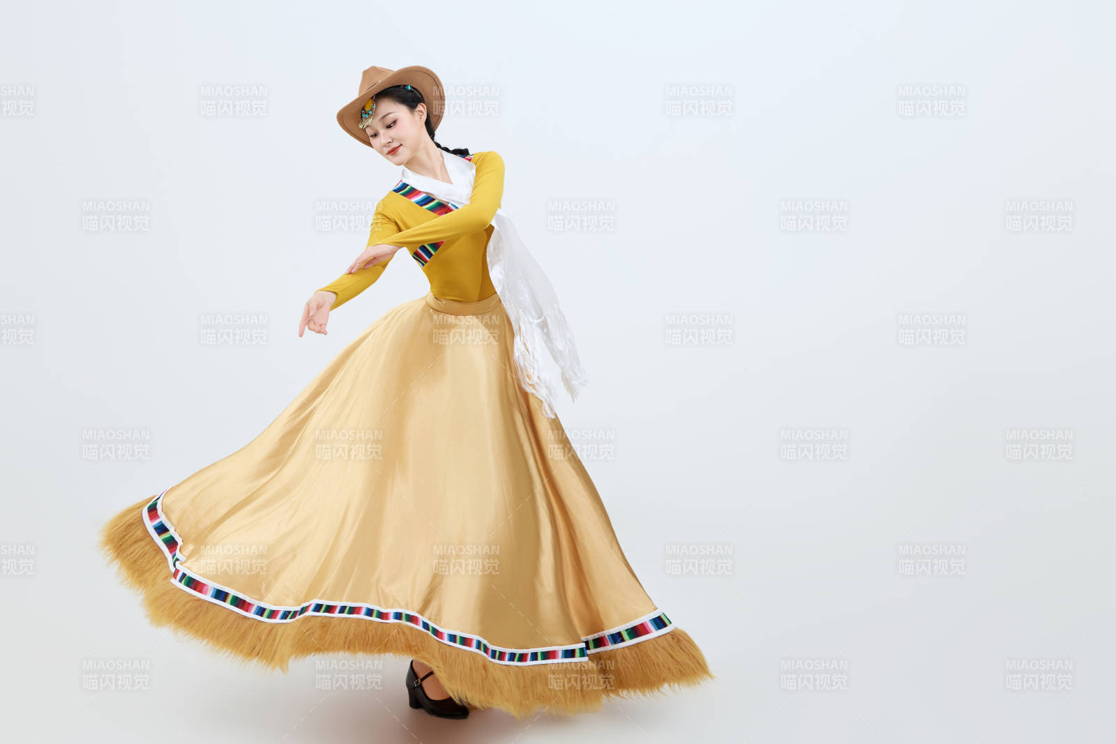 表演中国西藏藏族传统锅庄舞的美丽舞者图片