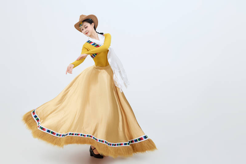 表演中国西藏藏族传统锅庄舞的美丽舞者图片