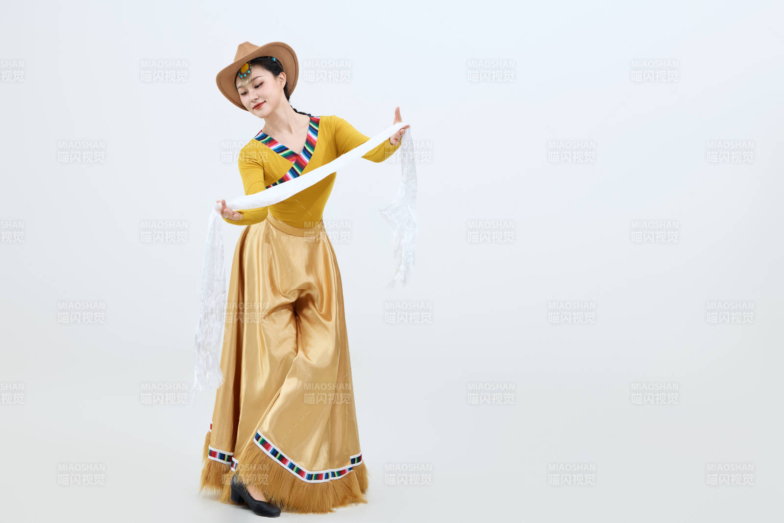 表演中国西藏藏族传统锅庄舞的美丽舞者图片