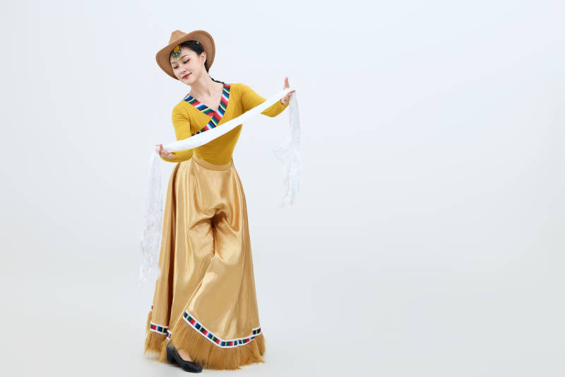 表演中国西藏藏族传统锅庄舞的美丽舞者图片