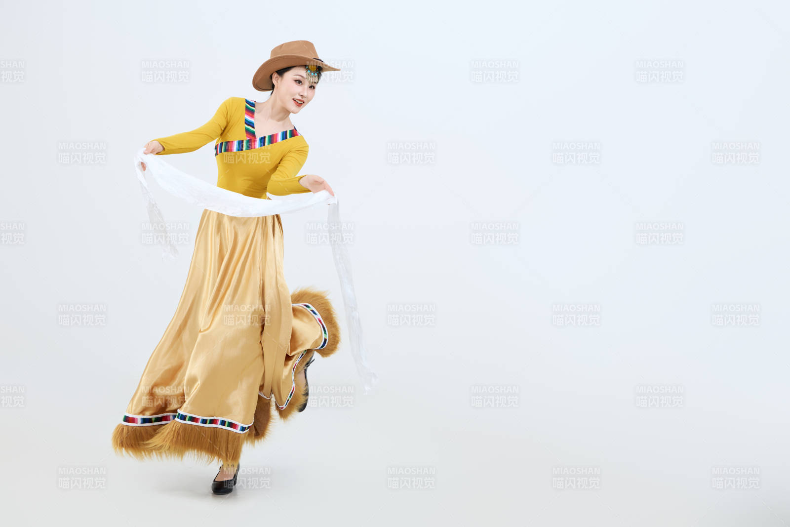 表演中国西藏藏族传统锅庄舞的美丽舞者图片