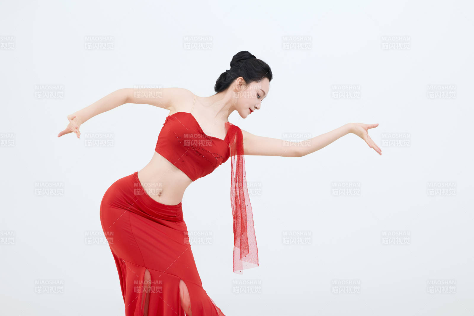 表演中国传统民族舞蹈傣族舞的美丽舞者图片