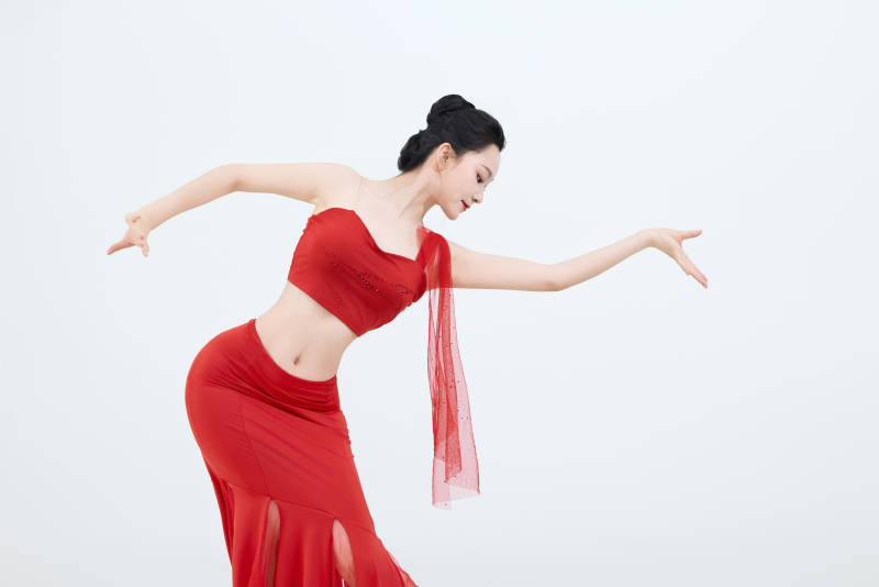 表演中国传统民族舞蹈傣族舞的美丽舞者图片