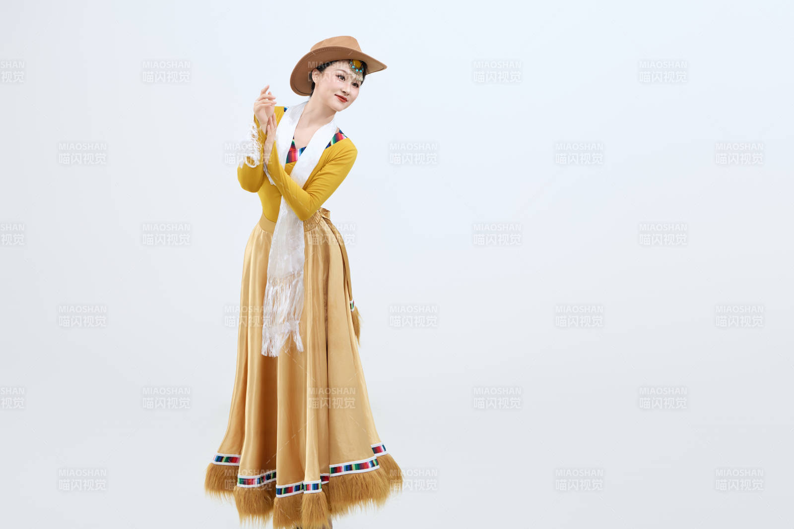 表演中国西藏藏族传统锅庄舞的美丽舞者图片