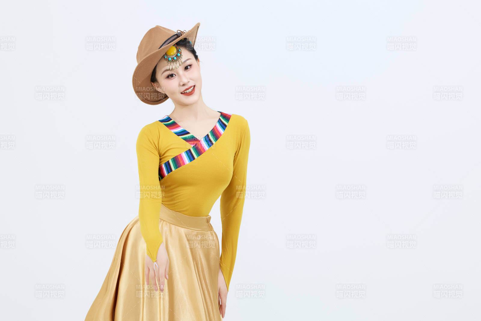 表演中国西藏藏族传统锅庄舞的美丽舞者图片