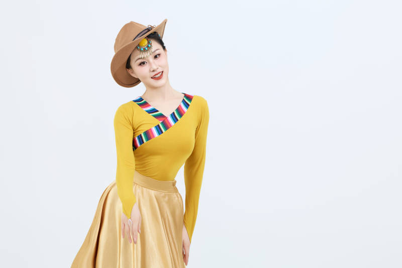 表演中国西藏藏族传统锅庄舞的美丽舞者图片