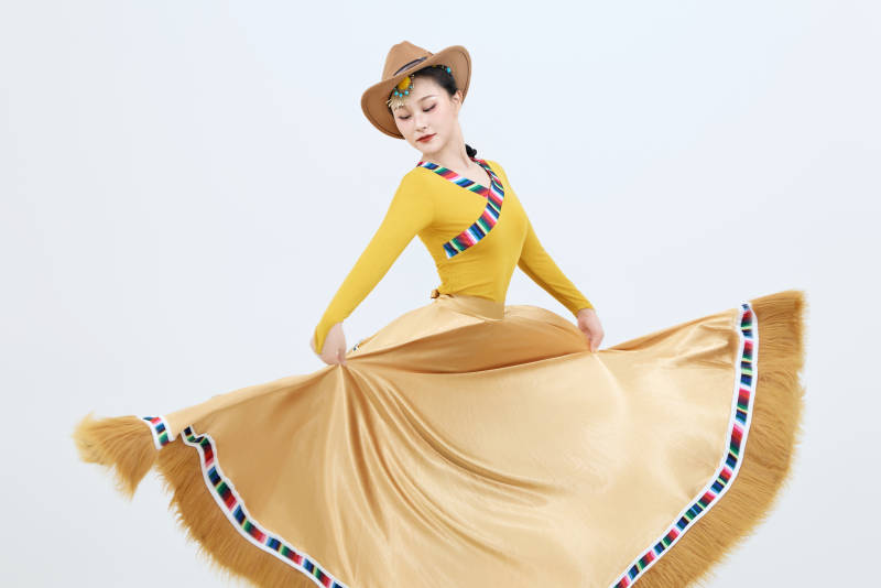 表演中国西藏藏族传统锅庄舞的美丽舞者图片