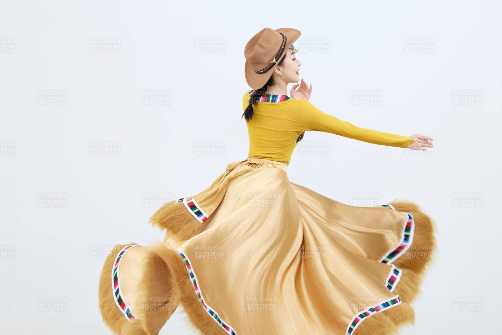 表演中国西藏藏族传统锅庄舞的美丽舞者图片