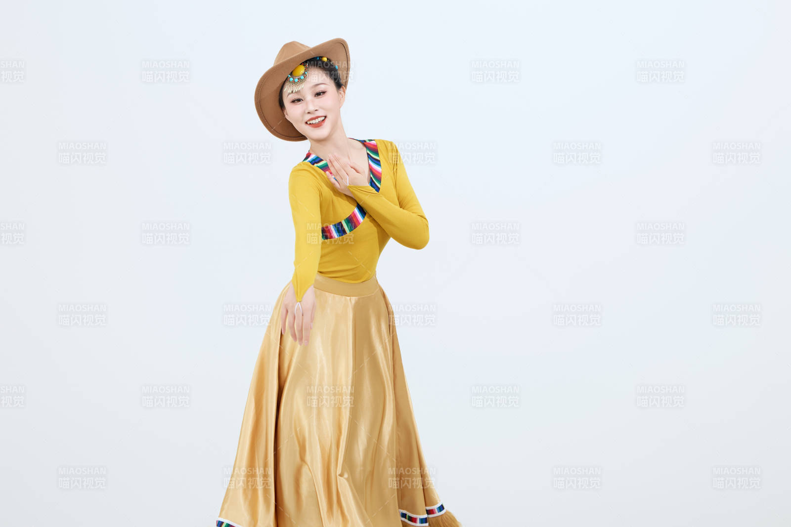 表演中国西藏藏族传统锅庄舞的美丽舞者图片