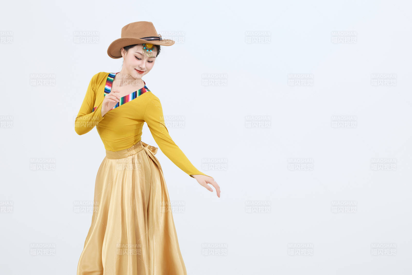 表演中国西藏藏族传统锅庄舞的美丽舞者图片