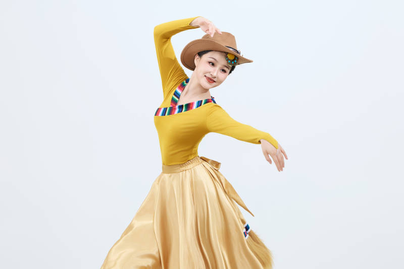 表演中国西藏藏族传统锅庄舞的美丽舞者图片