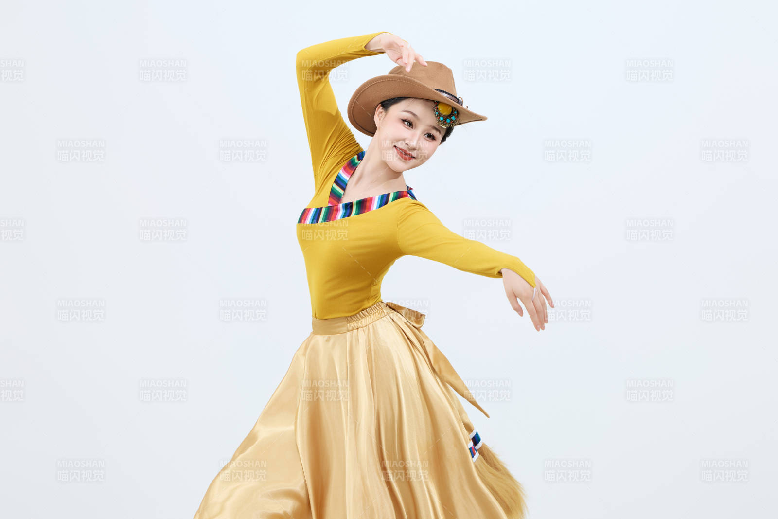 表演中国西藏藏族传统锅庄舞的美丽舞者图片