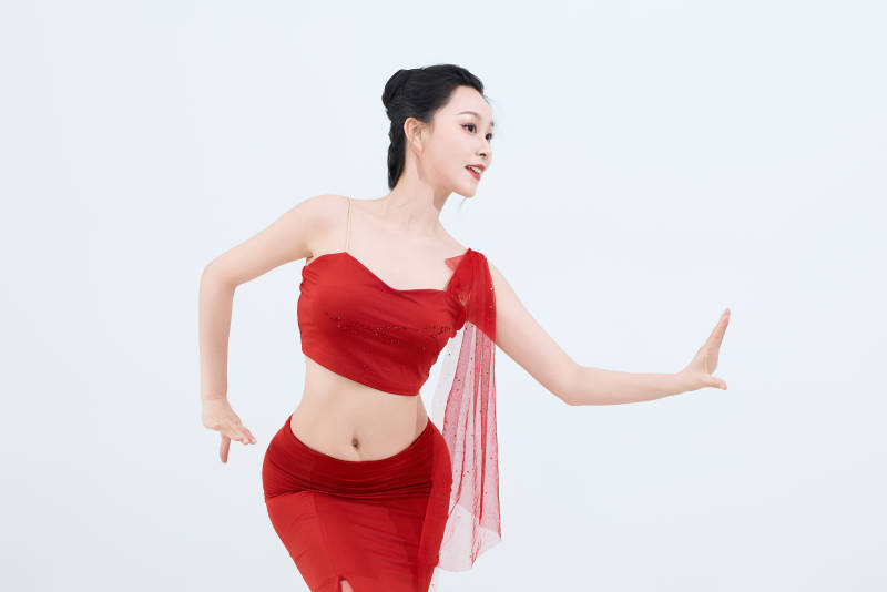 表演中国传统民族舞蹈傣族舞的美丽舞者图片