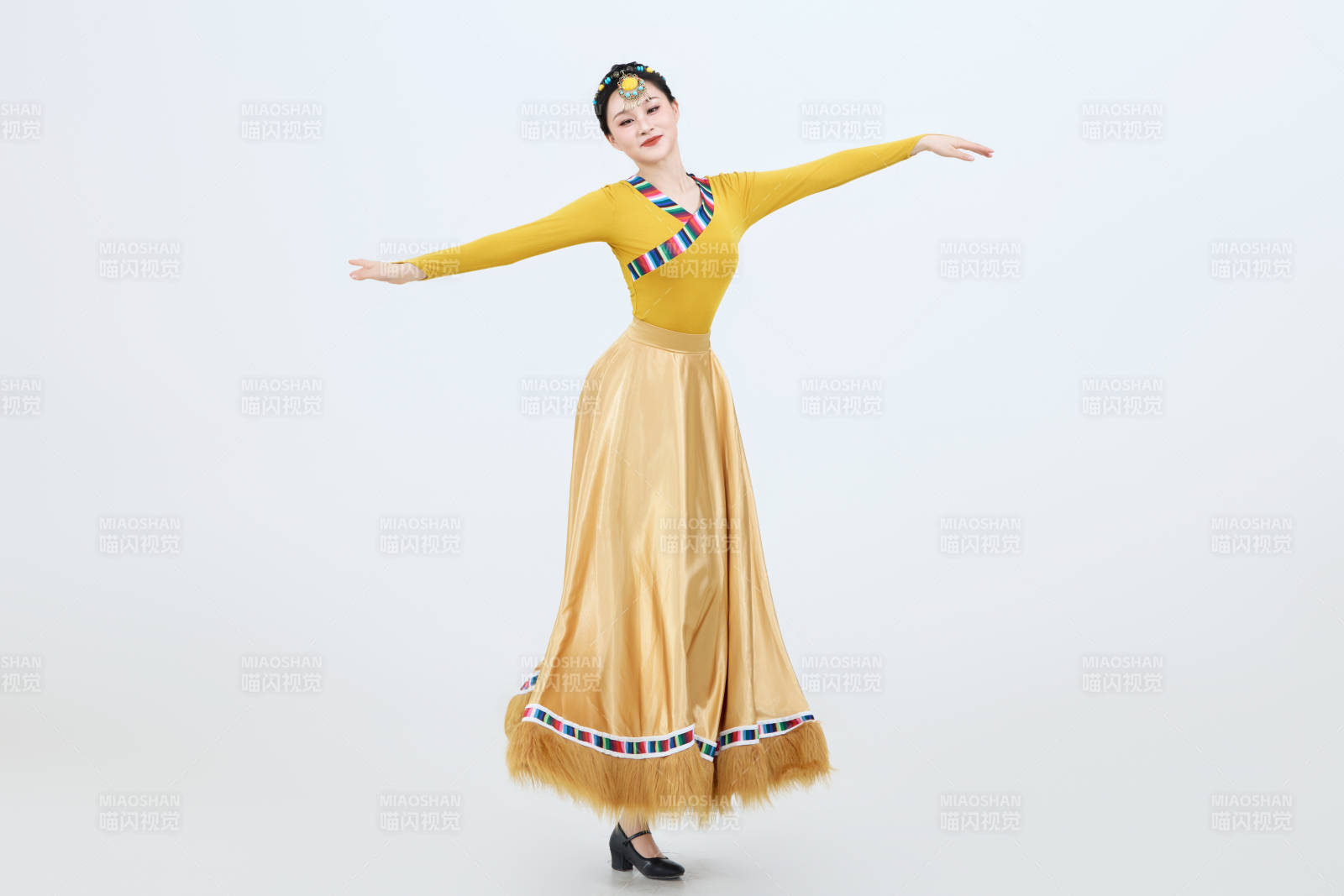 表演中国西藏藏族传统锅庄舞的美丽舞者图片