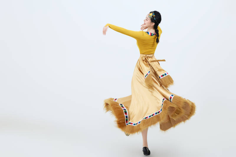 表演中国西藏藏族传统锅庄舞的美丽舞者图片