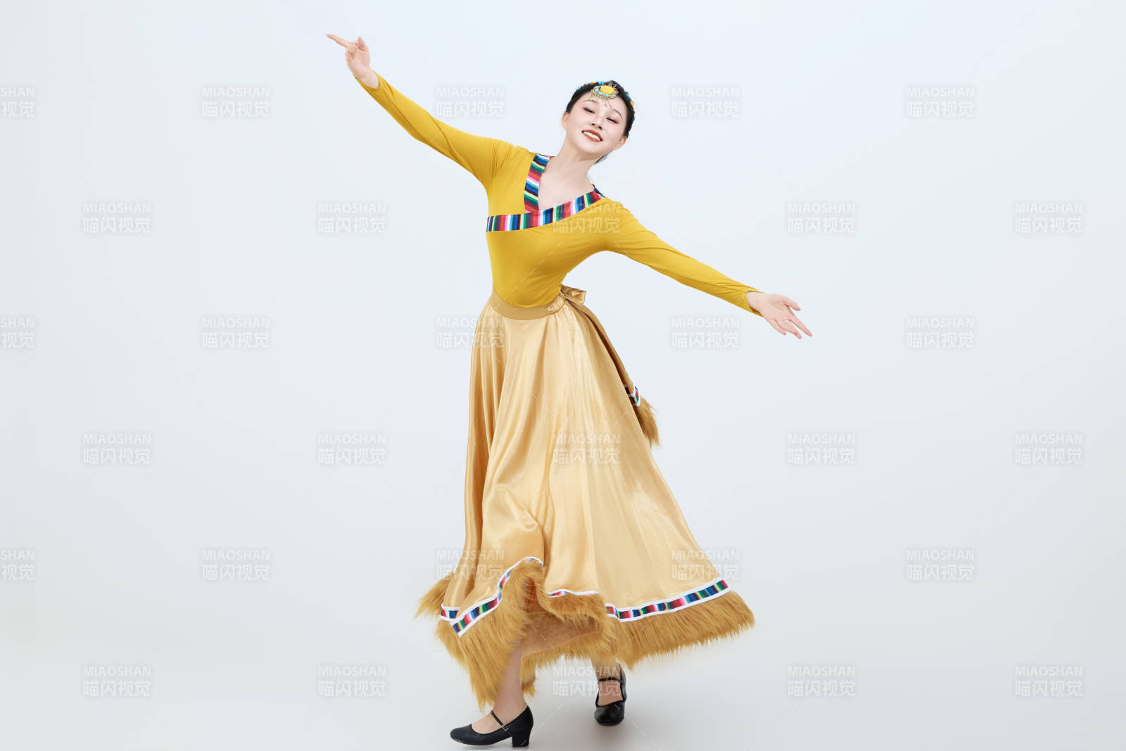 表演中国西藏藏族传统锅庄舞的美丽舞者图片