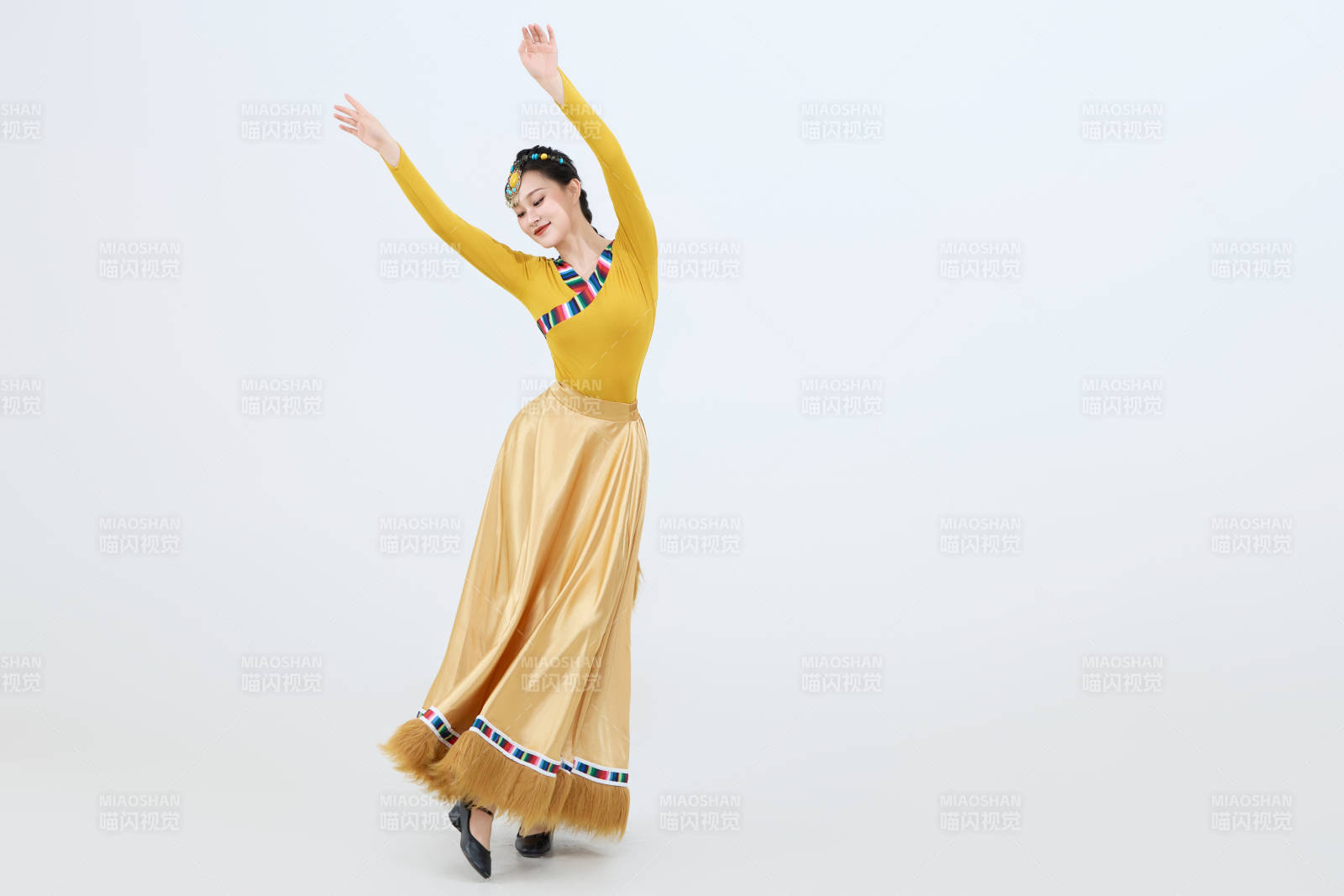 表演中国西藏藏族传统锅庄舞的美丽舞者图片