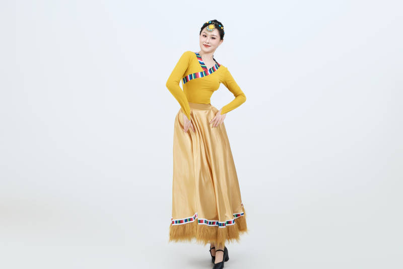 表演中国西藏藏族传统锅庄舞的美丽舞者图片