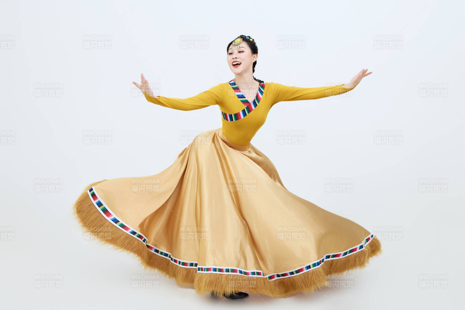 表演中国西藏藏族传统锅庄舞的美丽舞者图片