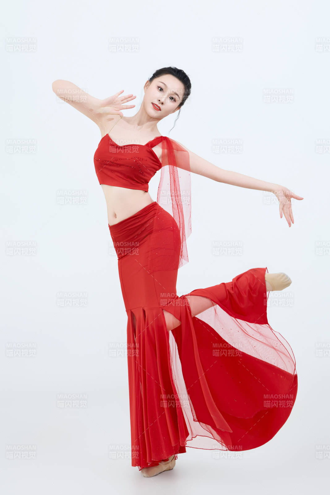 表演中国传统民族舞蹈傣族舞的美丽舞者图片