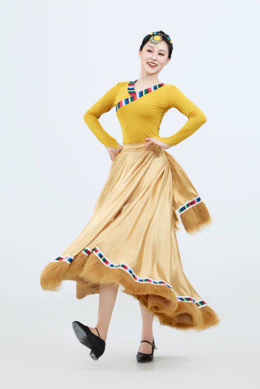 表演中国西藏藏族传统锅庄舞的美丽舞者图片